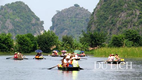 Du khách tham quan Tràng An - Ninh Bình